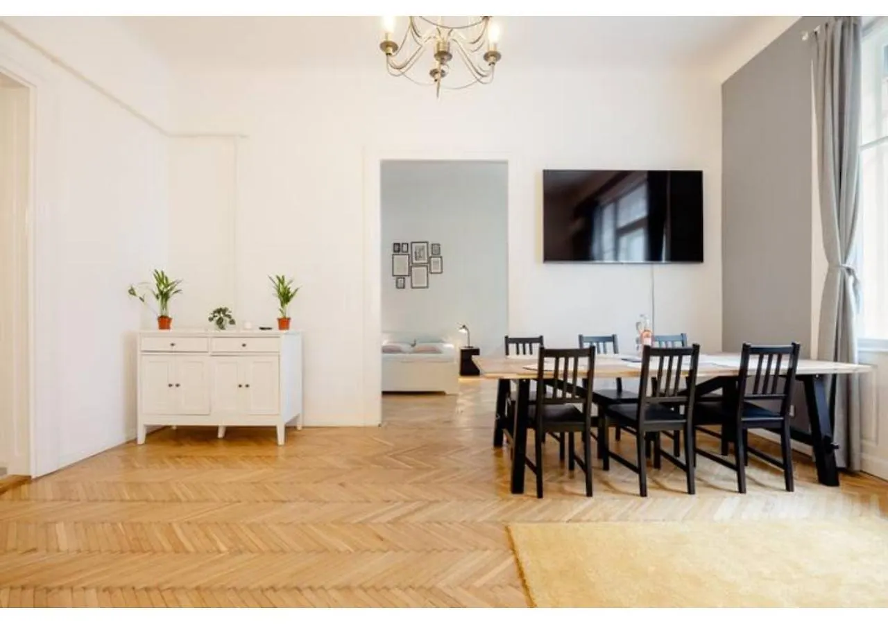 Downtown Apartment With Balcony Budapest